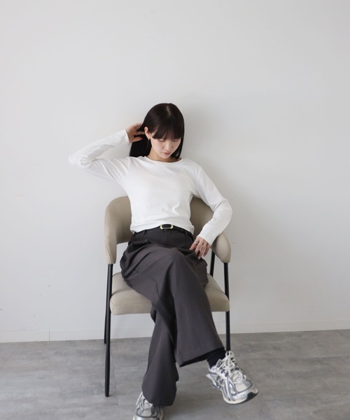 YENNA(イェンナ)の「ロングスリーブチビT/クロップドT(Tシャツ/カットソー・レディース・ブラック/アイボリー・FREE)」の4枚目の写真
