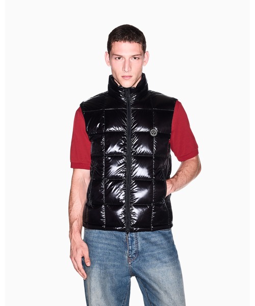 ARMANI EXCHANGE（アルマーニエクスチェンジ）の「【A|X アルマーニ エクスチェンジ】グロッシー ダウンベスト（ダウンベスト・メンズ・バーガンディー/ブラック・X-SMALL/X-LARGE/SMALL/MEDIUM/LARGE）」の2枚目の写真