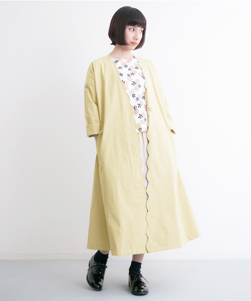 MERLOT（メルロー）の「スカラップV開きノーカラーコート5786（ノーカラージャケット・レディース・ベージュ/カーキ/ライトブルー・FREE）」の2枚目の写真