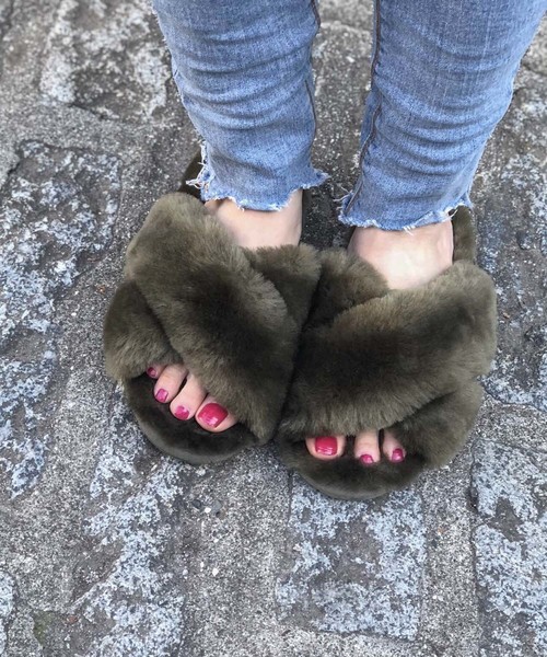 EMU Australia（エミューオーストラリア）の「【emu】MAYBERRY ファー サンダル（サンダル・レディース・ピンク/マスタード/ブルー系その他/レッド系その他/オリーブ/ピンク系その他/ベージュ/ブラック/チャコールグレー/ネイビー/ターコイズブルー/グレー/ブラウン系その他・23cm/24cm/25cm/8/7/6/5/26cm/22cm/9）」の6枚目の写真