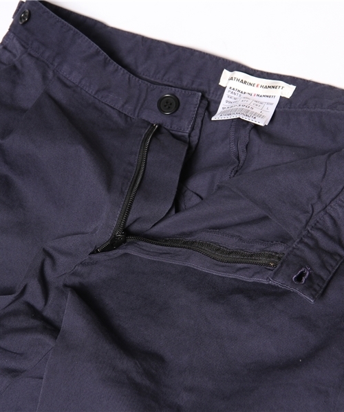 KATHARINE HAMNETT LONDON （キャサリンハムネットロンドン）の「アーカイブタックトラウザーズ（スラックス・メンズ・オフホワイト/ネイビー・LARGE/MEDIUM）」の9枚目の写真