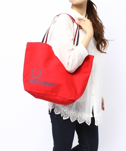 alcali(アルカリ)の「FRED PERRY / トートバッグ(トートバッグ・レディース・ベージュ/ネイビー/レッド・FREE)」の4枚目の写真