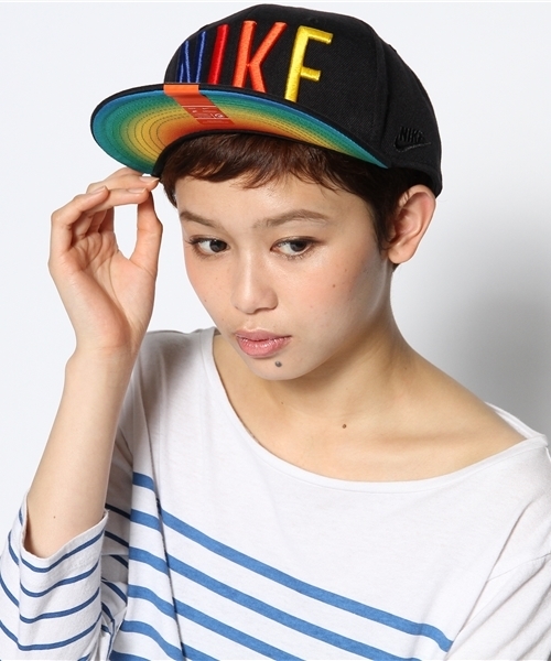 NIKE(ナイキ)の「ナイキ ブレイザー レインボーパック キャップ NIKE BLAZER RAINBOW PACK BB CAP(キャップ・レディース・ホワイト/ブラック・ONE SIZE)」の6枚目の写真