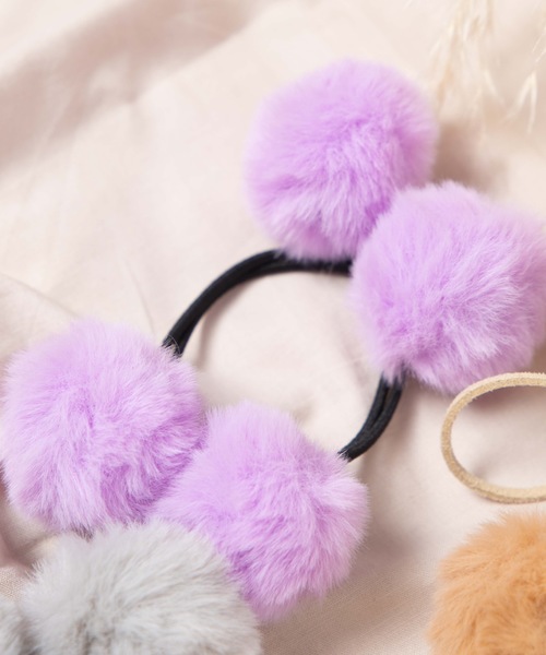 WEGO(ウィゴー)の「WEGO/【2点セット】ファーポンポンゴム(ヘアゴム・レディース・ホワイト/ブラック/グレー/ライトパープル/キャメル/ライトピンク・FREE)」の4枚目の写真