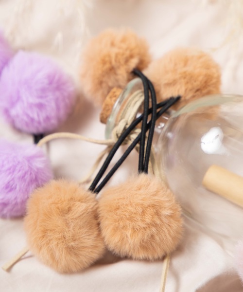 WEGO(ウィゴー)の「WEGO/【2点セット】ファーポンポンゴム(ヘアゴム・レディース・ホワイト/ブラック/グレー/ライトパープル/キャメル/ライトピンク・FREE)」の5枚目の写真