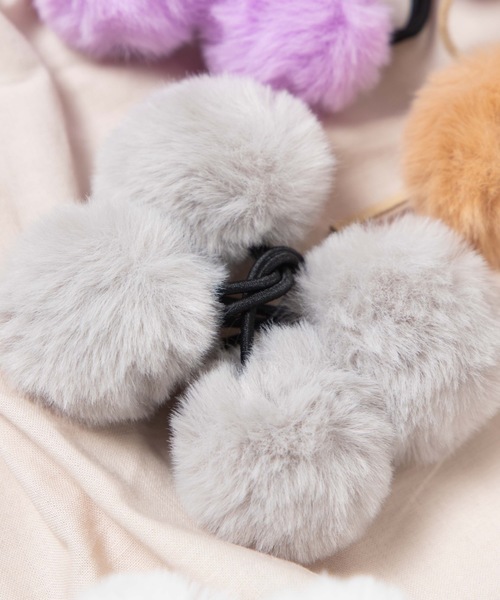 WEGO(ウィゴー)の「WEGO/【2点セット】ファーポンポンゴム(ヘアゴム・レディース・ホワイト/ブラック/グレー/ライトパープル/キャメル/ライトピンク・FREE)」の3枚目の写真