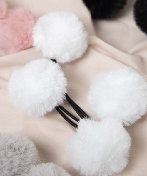 WEGO(ウィゴー)の「WEGO/【2点セット】ファーポンポンゴム(ヘアゴム・レディース・ホワイト/ブラック/グレー/ライトパープル/キャメル/ライトピンク・FREE)」の1枚目の写真