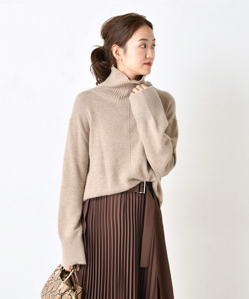 DouDou(ドゥドゥ)の「ニットアップタートル(ニット/セーター・レディース・ベージュ/グリーン・FREE)」の1枚目の写真