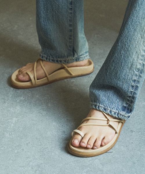 MAURO de BARI(マウロディバリ)の「【MAURO de BARI】レザーサンダル(サンダル・レディース・ブラック/ベージュ・38/36/37)」の1枚目の写真