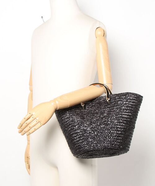 NATURAL BEAUTY BASIC（ナチュラルビューティーベーシック）の「メタルハンドルストロートート（かごバッグ・レディース・ベージュ/ブラック/オフホワイト・ﾌﾘ-）」の7枚目の写真