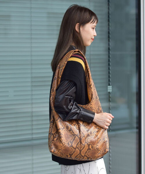 Ray BEAMS（レイビームス）の「Casselini / ストレッチ プリント トートバッグ（トートバッグ・レディース・オレンジ/グリーン・ONE SIZE）」の3枚目の写真