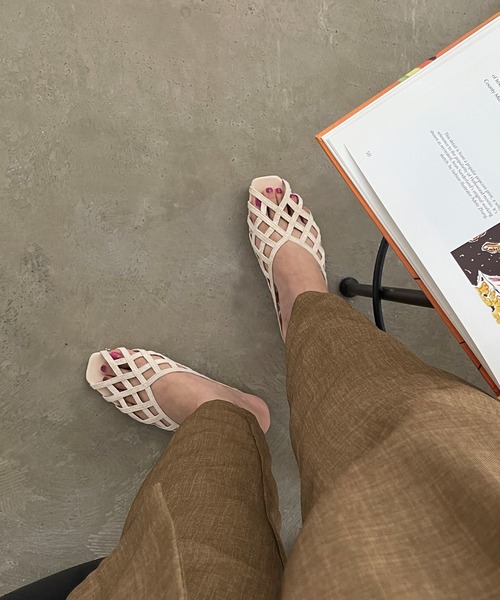 Shelly island（シェリーアイランド）の「クロスメッシュフラットサンダル（サンダル・レディース・ブラック/ベージュ・24.5/23.5）」の17枚目の写真