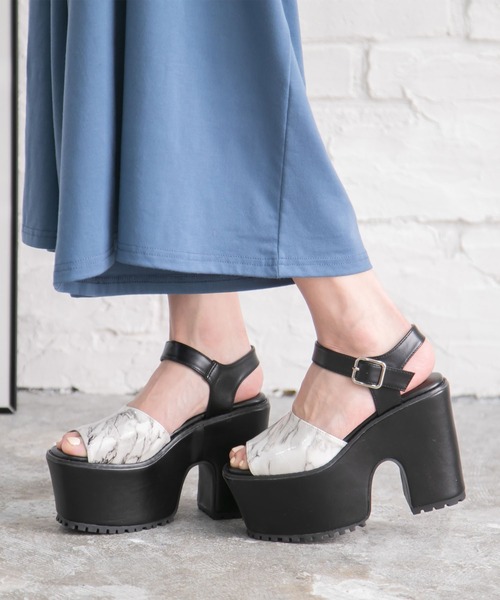 Newlyme（ニューリーミー）の「厚底アソートデザインワンベルトサンダル（サンダル・レディース・ブラックミックス/ブラック×ブラック/ブラック/ブラック×ホワイト・23cm/24.5cm/24cm/23.5cm）」の4枚目の写真