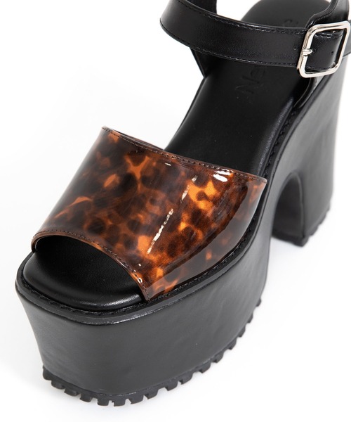 Newlyme（ニューリーミー）の「厚底アソートデザインワンベルトサンダル（サンダル・レディース・ブラックミックス/ブラック×ブラック/ブラック/ブラック×ホワイト・23cm/24.5cm/24cm/23.5cm）」の15枚目の写真