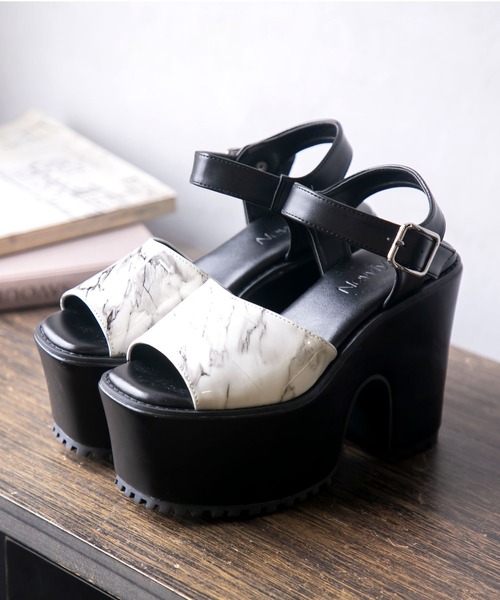 Newlyme（ニューリーミー）の「厚底アソートデザインワンベルトサンダル（サンダル・レディース・ブラックミックス/ブラック×ブラック/ブラック/ブラック×ホワイト・23cm/24.5cm/24cm/23.5cm）」の18枚目の写真