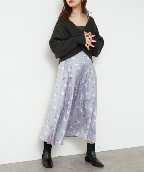 natural couture(ナチュラルクチュール)の「オリジナルフラワーパターンフレアスカート(スカート・レディース・ブラック/パープル/アイボリー・FREE)」の2枚目の写真