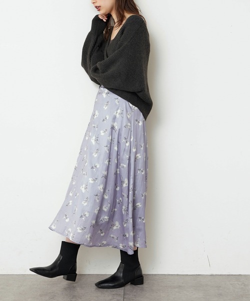 natural couture(ナチュラルクチュール)の「オリジナルフラワーパターンフレアスカート(スカート・レディース・ブラック/パープル/アイボリー・FREE)」の5枚目の写真