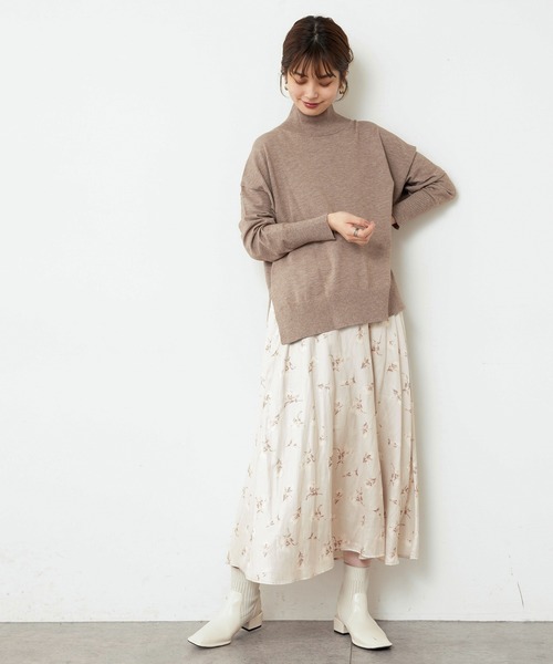 natural couture(ナチュラルクチュール)の「オリジナルフラワーパターンフレアスカート(スカート・レディース・ブラック/パープル/アイボリー・FREE)」の6枚目の写真