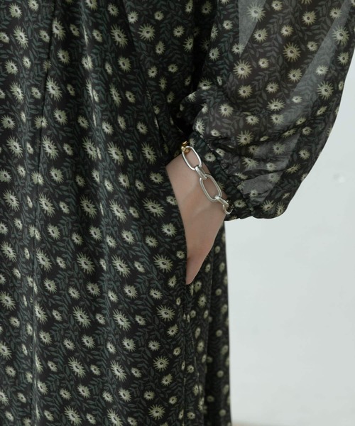 F by ROSSO（エフバイロッソ）の「F by ROSSO　フラワープリントボリュームスリーブワンピース（ワンピース・レディース・ブラック/ベージュ/マスタード・FREE）」の4枚目の写真