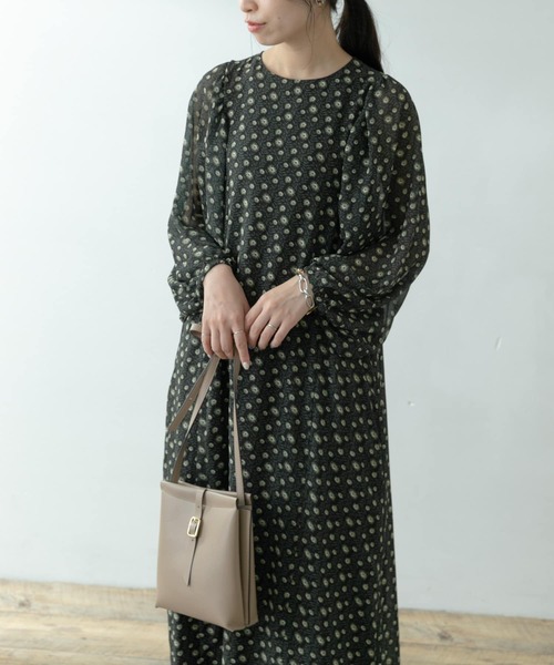 F by ROSSO（エフバイロッソ）の「F by ROSSO　フラワープリントボリュームスリーブワンピース（ワンピース・レディース・ブラック/ベージュ/マスタード・FREE）」の7枚目の写真