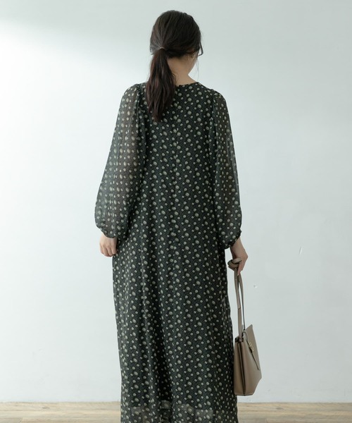 F by ROSSO（エフバイロッソ）の「F by ROSSO　フラワープリントボリュームスリーブワンピース（ワンピース・レディース・ブラック/ベージュ/マスタード・FREE）」の12枚目の写真