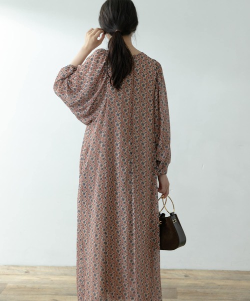 F by ROSSO（エフバイロッソ）の「F by ROSSO　フラワープリントボリュームスリーブワンピース（ワンピース・レディース・ブラック/ベージュ/マスタード・FREE）」の13枚目の写真