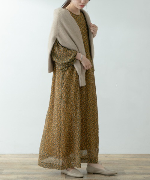 F by ROSSO（エフバイロッソ）の「F by ROSSO　フラワープリントボリュームスリーブワンピース（ワンピース・レディース・ブラック/ベージュ/マスタード・FREE）」の6枚目の写真