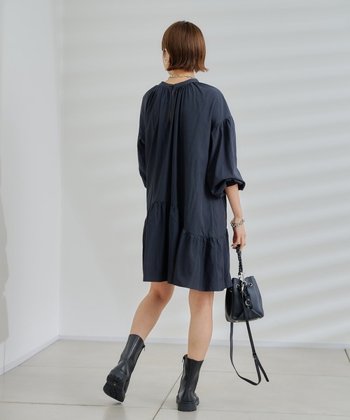 DouDou(ドゥドゥ)の「2WAY切替ギャザーチュニック(シャツ/ブラウス・レディース・チャコールグレー/オフホワイト/グリーン・FREE)」の7枚目の写真