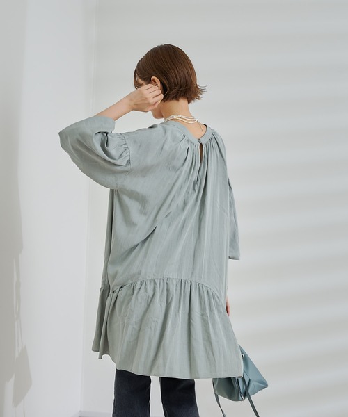 DouDou(ドゥドゥ)の「2WAY切替ギャザーチュニック(シャツ/ブラウス・レディース・チャコールグレー/オフホワイト/グリーン・FREE)」の10枚目の写真