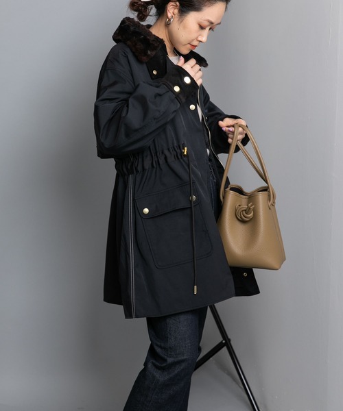 Eimee Law（エイミーロウ）の「ファーカラーバックフリル中綿ミリタリーコート（その他アウター・レディース・ダークカーキ/ブラック/ダークベージュ・38）」の7枚目の写真