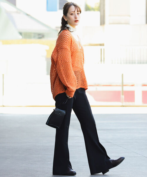 Ray BEAMS（レイビームス）の「Ray BEAMS / メッシュアミ Vネック ニット（ニット/セーター・レディース・ホワイト/オレンジ・ONE SIZE）」の6枚目の写真