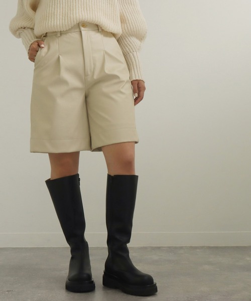 AULI(アウリィ)の「【低身長向けサイズ】フェイクレザーハーフパンツ(その他パンツ・レディース・ブラック/アイボリー/グリーン・SMALL/X-SMALL)」の2枚目の写真