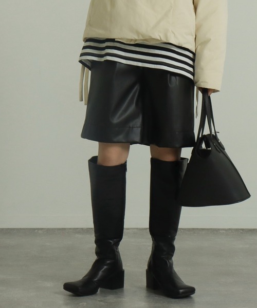 AULI(アウリィ)の「【低身長向けサイズ】フェイクレザーハーフパンツ(その他パンツ・レディース・ブラック/アイボリー/グリーン・SMALL/X-SMALL)」の3枚目の写真