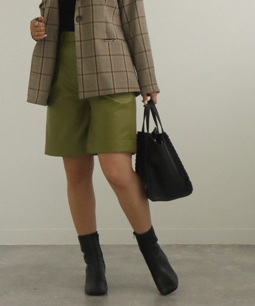 AULI(アウリィ)の「【低身長向けサイズ】フェイクレザーハーフパンツ(その他パンツ・レディース・ブラック/アイボリー/グリーン・SMALL/X-SMALL)」の21枚目の写真