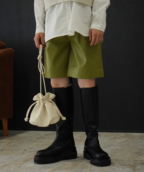 AULI(アウリィ)の「【低身長向けサイズ】フェイクレザーハーフパンツ(その他パンツ・レディース・ブラック/アイボリー/グリーン・SMALL/X-SMALL)」の22枚目の写真