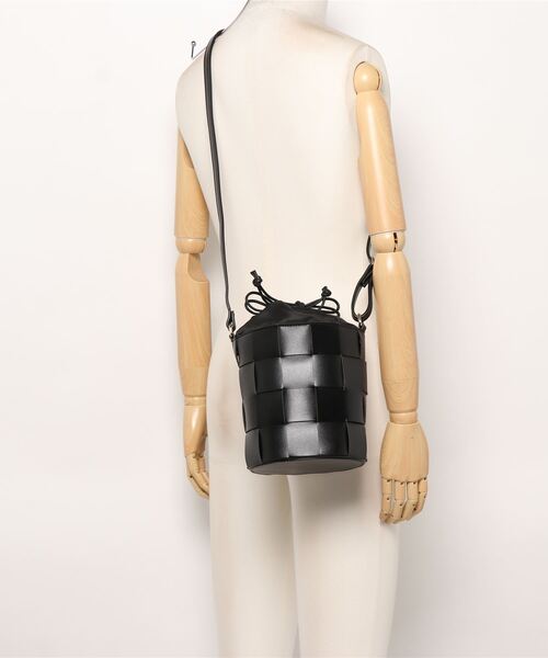 Te chichi TERRASSE（テチチテラス）の「編み込みバケツバッグ（ショルダーバッグ・レディース・ブラック/ブラウン・ﾌﾘ-）」の7枚目の写真