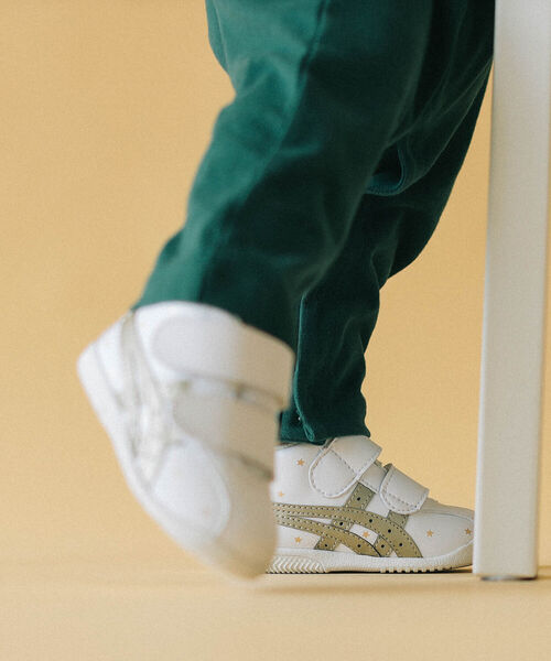 こども ビームス（コドモビームス）の「ASICS / アミュレファースト SL（11.5～13.5cm）（スニーカー・キッズ・ホワイト/ゴールド・12/13/12.5/13.5/11.5）」の14枚目の写真