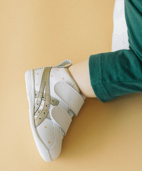 こども ビームス（コドモビームス）の「ASICS / アミュレファースト SL（11.5～13.5cm）（スニーカー・キッズ・ホワイト/ゴールド・12/13/12.5/13.5/11.5）」の21枚目の写真