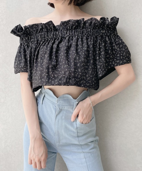 lilLilly オフショルフリルトップス BLACK lilLilly（リルリリー）の「フラワーオフショルトップス（シャツ