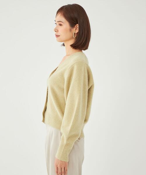 green label relaxing(グリーンレーベルリラクシング)の「FOXブレンド ボリュームスリーブ Vネック カーディガン(カーディガン/ボレロ・レディース・オフホワイト/イエロー/モカ/ネイビー・FREE)」の11枚目の写真
