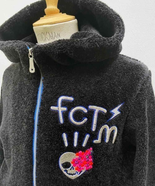 FranCisT_MOR.K.S.(フランシストモークス)の「FranCisT_MOR.K.S. /フランシストモークス/MC2981 STRETCH ECOFUR 3D HibiSkull EMB. HOODIE JKT(ブルゾン・メンズ・ブラック/カーキ・3/2)」の4枚目の写真