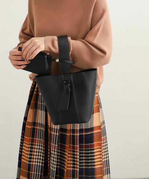 URBAN RESEARCH DOORS(アーバンリサーチドアーズ)の「ノットワンハンドルショルダーバッグ(ショルダーバッグ・レディース・ブラック/オリーブ/ベージュ系その他・-)」の2枚目の写真