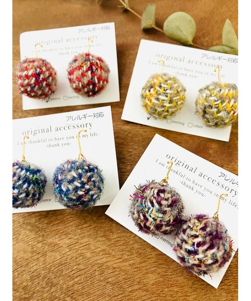tone（トーン）の「【eto】ツイードもこもこピアス(MA)（ピアス（両耳用）・レディース・ブルー/レッド/パープル/イエロー・FREE）」の6枚目の写真