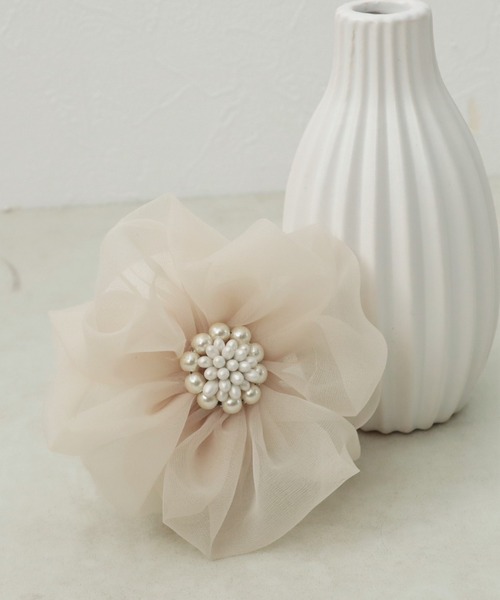 Three Four Time（ｽﾘｰﾌｫｰﾀｲﾑ）の「シフォン×パールコサージュ【結婚式/フォーマル/入卒】（ブローチ/コサージュ・レディース・ベージュ/グレー・FREE）」の5枚目の写真