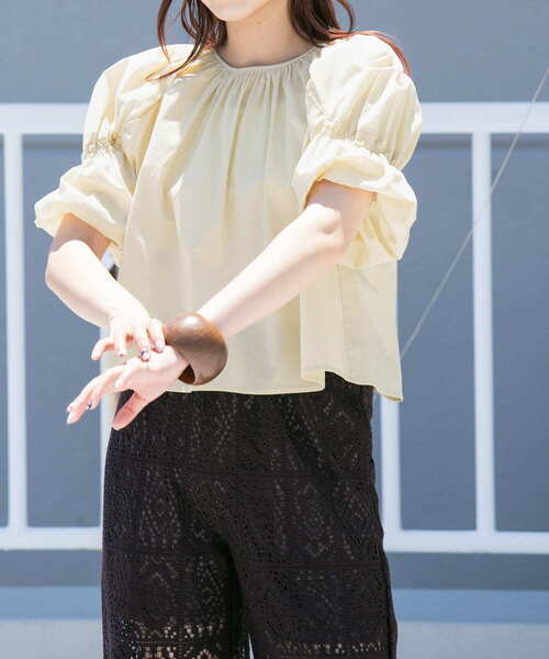 シャーリングパフスリーブブラウス