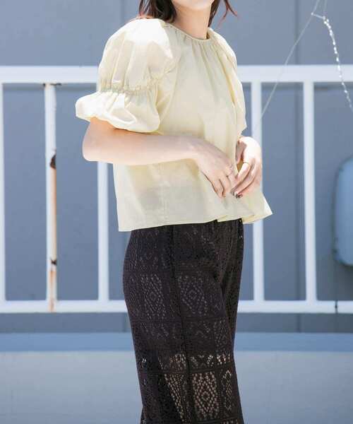 シャーリングパフスリーブブラウス