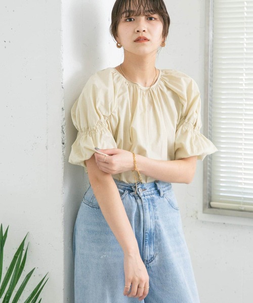 シャーリングパフスリーブブラウス