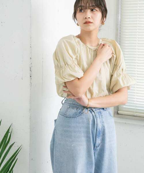 シャーリングパフスリーブブラウス