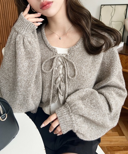 moment+（モーメントプラス）の「前後2WAY編み上げクロップド丈ニット