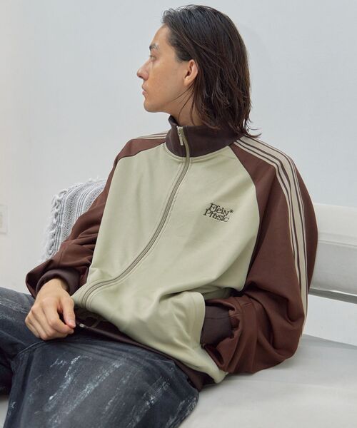 FFEIN(フェイン)の「【FFEIN/フェイン】オーバーサイズワンポイントトラックジャケット / ブロークコア スポーティ(ジャージ・メンズ・オフホワイト/ブラック/ブラウン/カーキ/ターコイズブルー/オレンジ/ホワイト/ベージュ・MEDIUM/LARGE/X-LARGE/SMALL)」の5枚目の写真